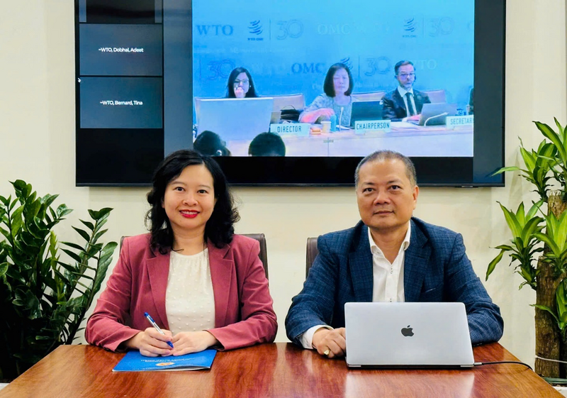 Ông Nguyễn Anh Sơn - Cục trưởng Cục Xuất nhập khẩu (Bộ Công Thương) và bà Trịnh Thị Thu Hiền - Phó Cục trưởng Cục Xuất nhập khẩu (Bộ Công Thương) tham gia họp trực tuyến từ Hà Nội