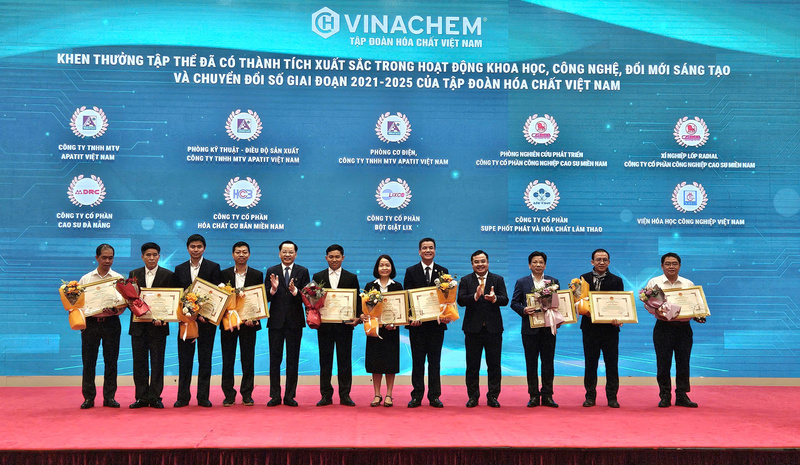 10 tập thể tiêu biểu có đột phá về khoa học công nghệ được Tập đoàn Vinachem vinh danh.