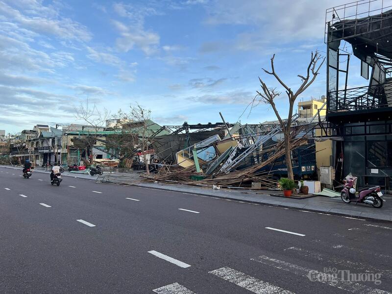 Một dãy hàng quán tan hoang sau cơn bão số 13.