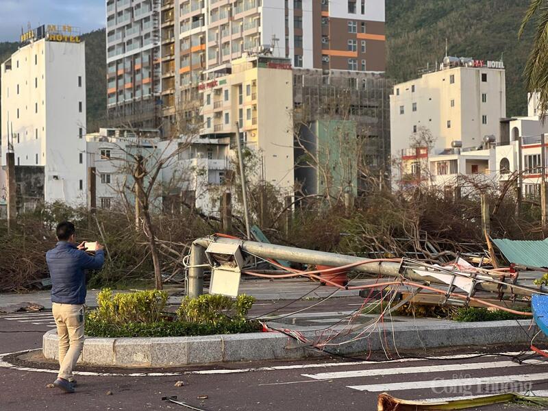 Nhiều cột đèn đường bị gãy rạp trước sức gió lớn từ cơn bão số 13.