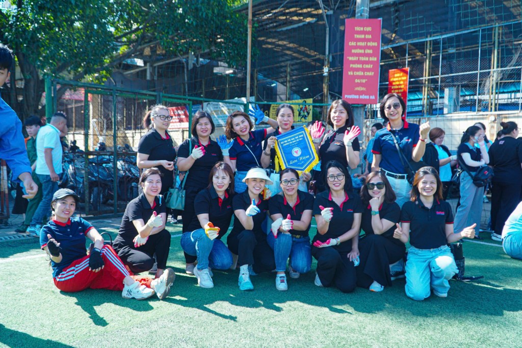 Đội tuyển kéo co nữ Báo Tuổi trẻ Thủ đô chụp ảnh lưu niệm sau trận thi đấu đầy khí thế, ghi dấu tinh thần thể thao, gắn kết và trẻ trung của những người làm báo Thủ đô. Đội tuyển kéo co nữ Báo Tuổi trẻ Thủ đô chụp ảnh lưu niệm sau trận thi đấu đầy khí thế, ghi dấu tinh thần thể thao, gắn kết và trẻ trung của những người làm báo Thủ đô.