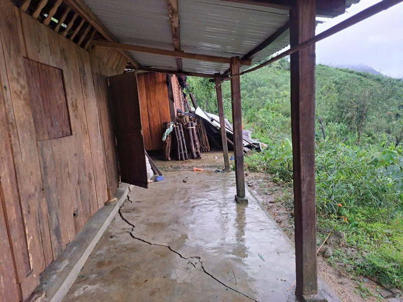 Nhiều nơi tại xã Trà Linh đã xuất hiện vết nứt, đe dọa an toàn của khu dân cư. Ảnh: Nguyễn Dương