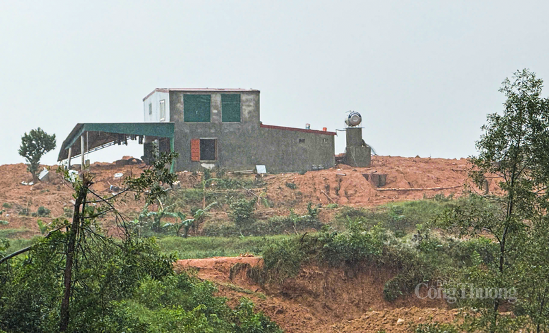 Có 3 trang trại, nhà dân bị đất đá vùi lấp. May mắn vụ sạt lở không gây thiệt hại về người.