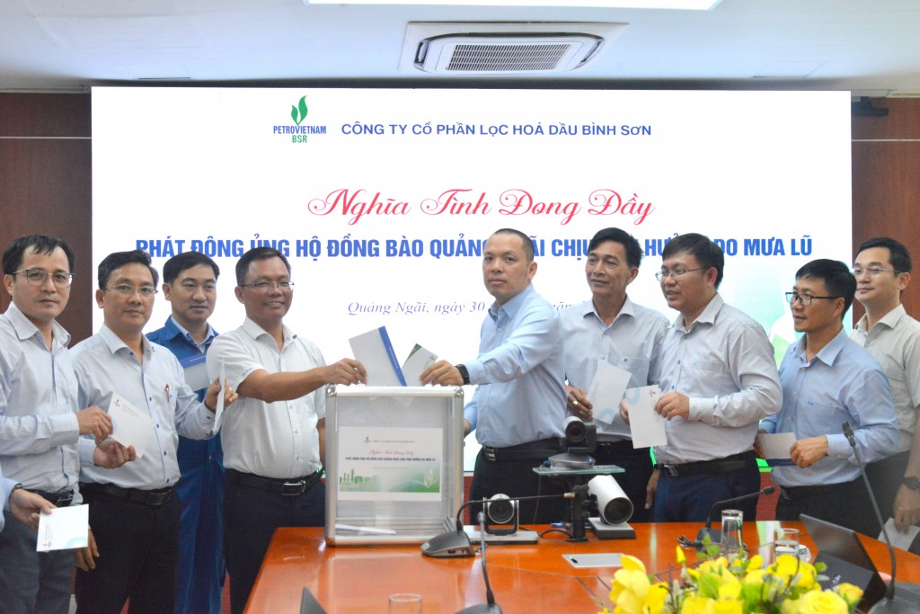 Lãnh đạo Công ty, Ban Giám đốc Nhà máy và các Ban chức năng ủng hộ đồng bào Quảng Ngãi tại điểm phát động Tòa nhà Building A1 - Khu hành chính Nhà máy Lãnh đạo Công ty, Ban Giám đốc Nhà máy và các Ban chức năng ủng hộ đồng bào Quảng Ngãi tại điểm phát động Tòa nhà Building A1 - Khu hành chính Nhà máy