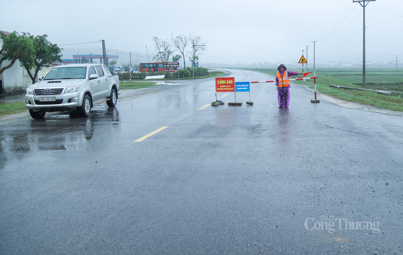 Lực lượng chức năng phân luồng giao thông tại tuyến đường ven biển Hà Tĩnh.