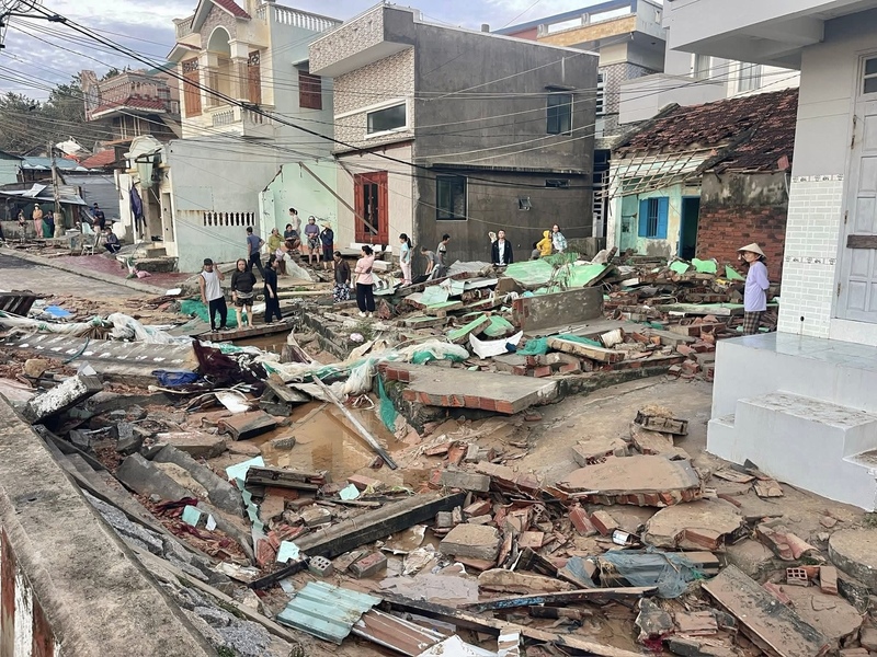 Nhiều nhà dân tại làng chài Nhơn Hải đổ sập. Ảnh: Hoàng Lợi