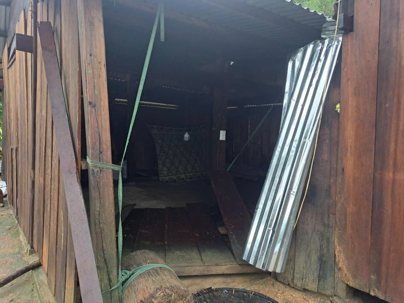 Những ngôi nhà của người dân miền núi còn đơn sơ nên không chống chịu được gió lớn. Ảnh: Nguyễn Dương