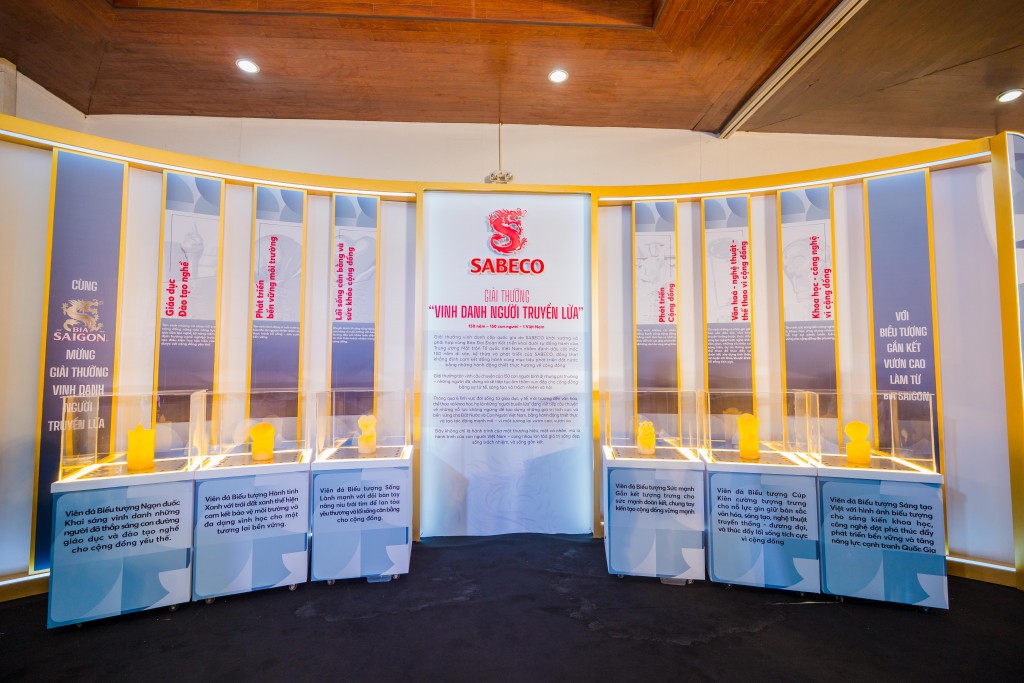 Khu vực trưng bày Giải thưởng “Vinh danh Người truyền lửa” của SABECO