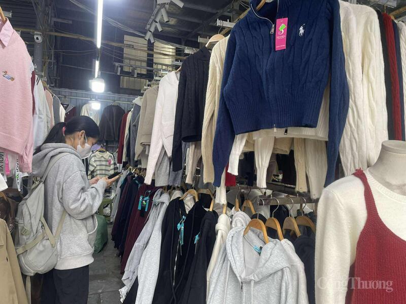 Tại chợ Xanh, nhiều sinh viên tìm đến mua áo mùa đông.