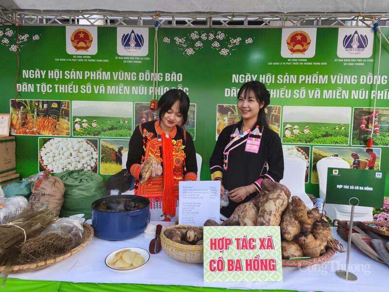 Gian hàng đặc sắc của Hợp tác xã Cô Ba Hồng (tỉnh Lai Châu) thu hút khách tham quan