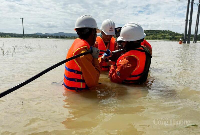Cán bộ ngành điện ngâm mình trong nước để xử lý sự cố mất điện do thiên tai