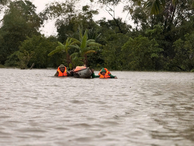 Lực lượng Công an tỉnh Đắk Lắk đến vùng ngập lụt giúp dân. Ảnh: Nguyễn Toàn