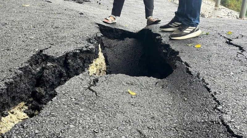 Trên Quốc lộ 24 xảy ra hiện tượng sụt lún nghiêm trọng. Ảnh: Tuệ Lâm