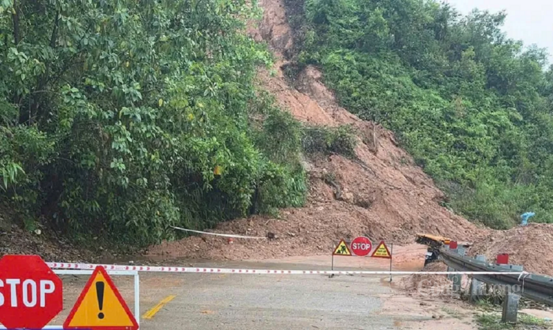 Hàng trăm khối đất đá liên tục tràn xuống đường khiến các tuyến đường giao thông huyết mạch ở Quảng Ngãi bị ngưng trệ. Ảnh: Tuệ Lâm