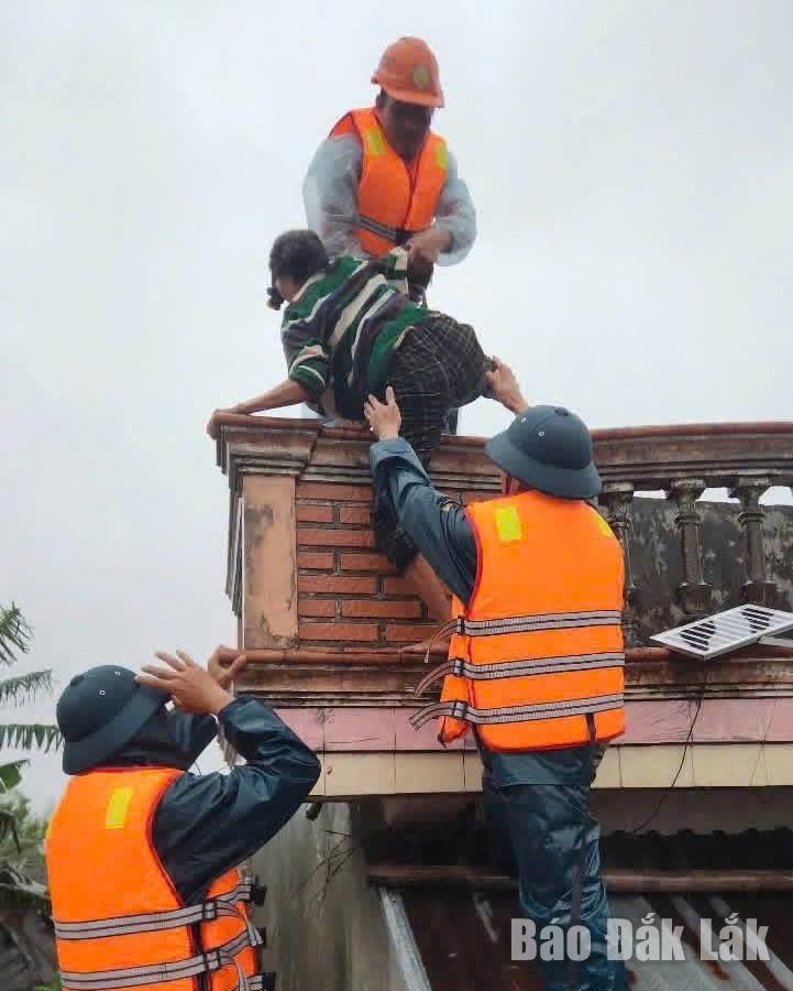 Các lực lượng tham gia hỗ trợ người dân ra khỏi vùng ngập lụt. Ảnh: Viễn Quỳnh