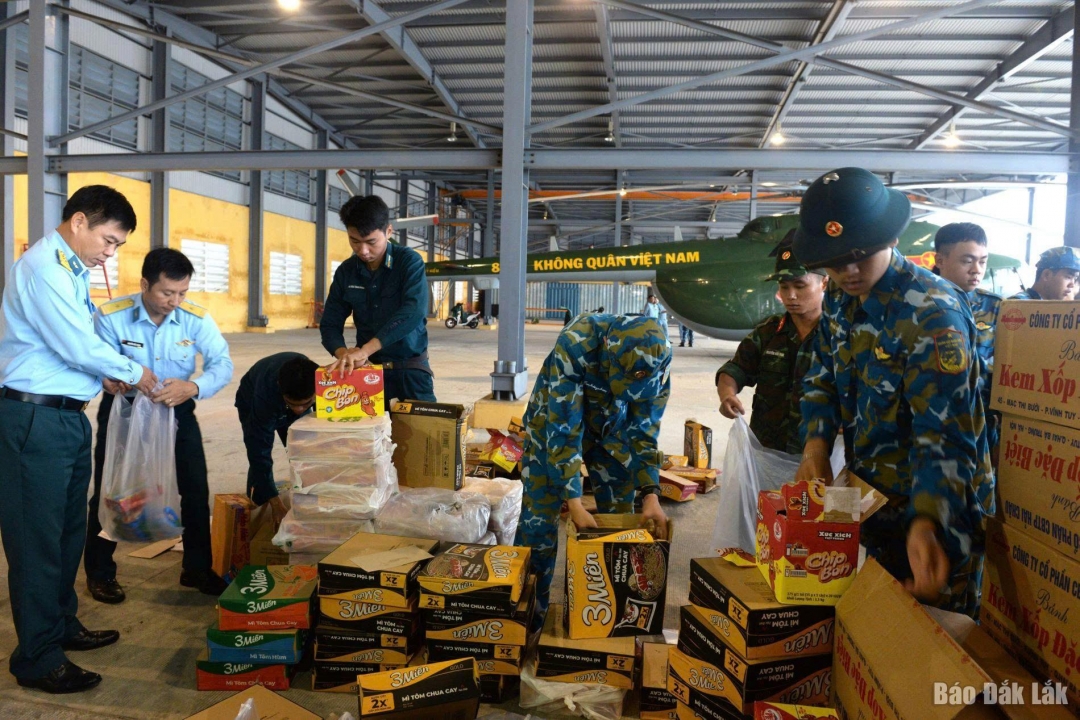 Trung đoàn Không quân 930 tiếp nhận 1.000 suất quà của Quân khu 5, tổ chức đóng gói để vận chuyển đến nhân dân các tỉnh Nam Trung Bộ. Ảnh: Văn Chung