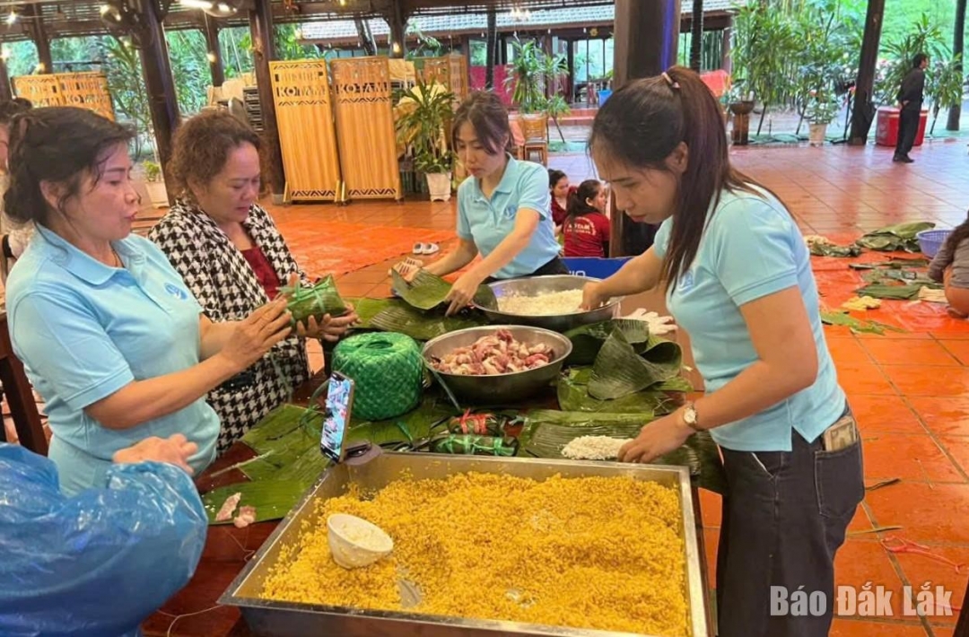 Hội Nữ doanh nhân tỉnh Đắk Lắk đang khẩn trương gói và nấu 5.000 bánh chưng để gửi đến bà con ở phía Đông đang bị cô lập do mưa lũ.