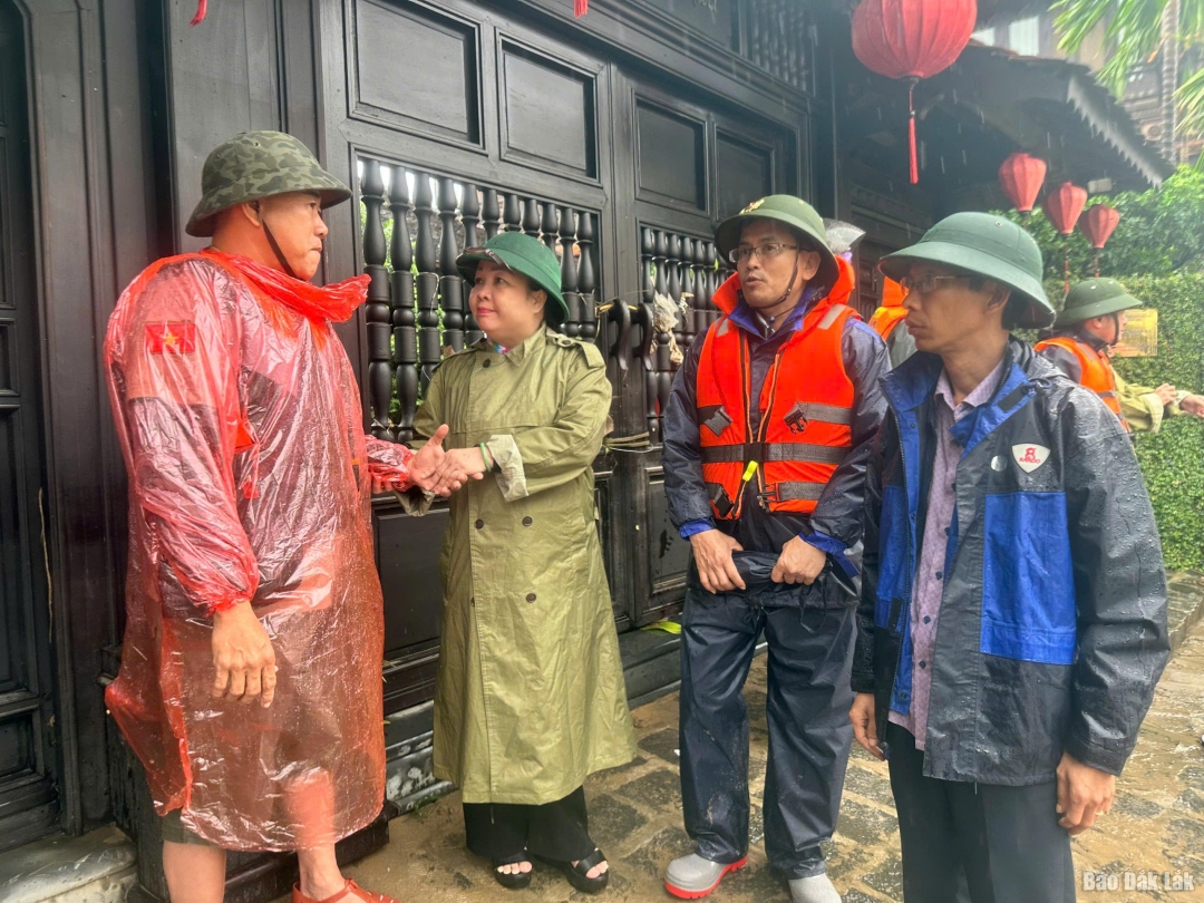 Phó Bí thư Thường trực Tỉnh ủy Cao Thị Hòa An thăm hỏi, động viên nhân dân vùng bị ngập lụt.