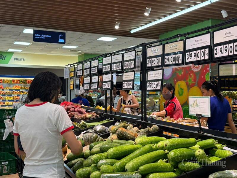 Người dân lựa rau, củ trong Siêu thị Co.opmark Vũng Tàu.