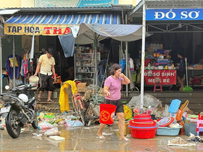 Tiểu thương Chợ Tuy Hòa dọn dẹp lại ki-ốt kinh doanh