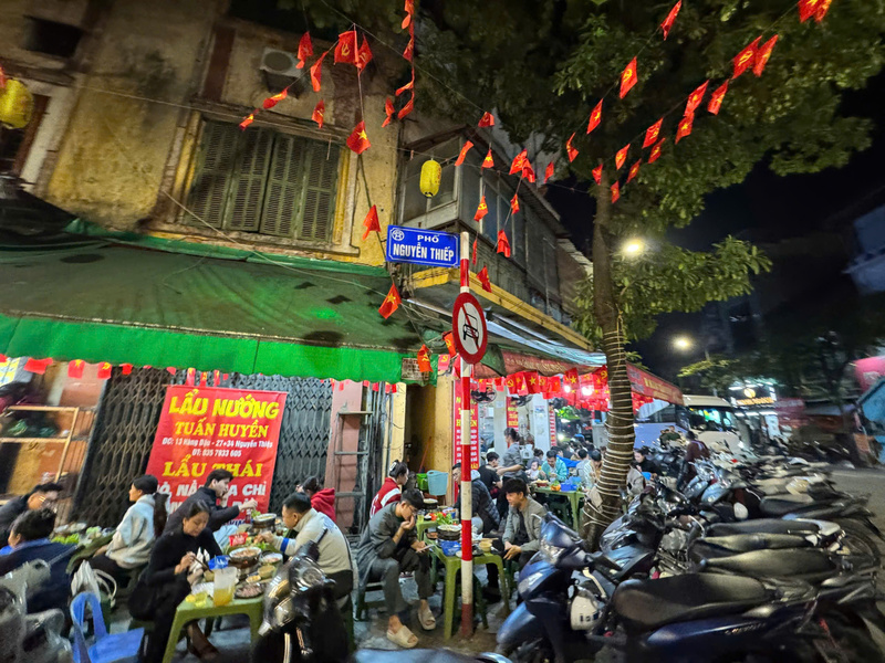 Phố Nguyễn Thiếp là nơi tập trung hàng chục quán nướng và thường xuyên lấn chiếm vỉa hè làm nơi kinh doanh, xe máy được xếp xuống cả lòng đường.