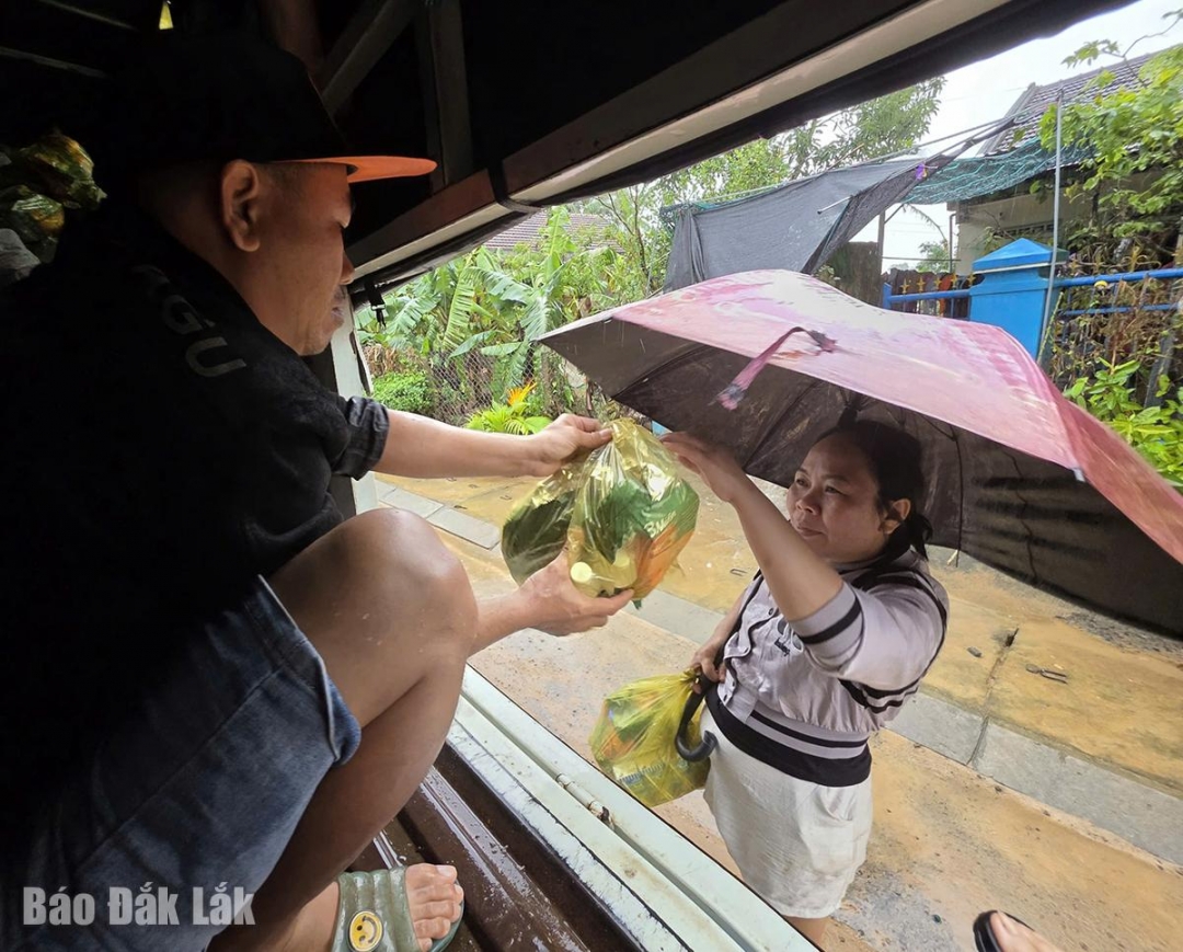 Một người dân dùng xe tải của gia đình chở hàng đi hỗ trợ cho bà con ở xã Hòa Thịnh.