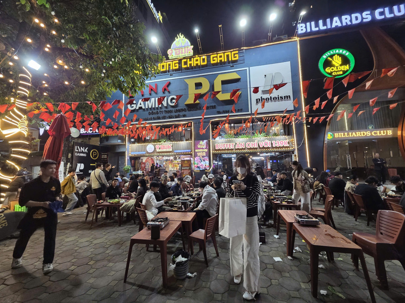 Quán nướng 9BUK tại 94 đường Hoàng Quốc Việt thường xuyên lấn chiếm vỉa hè làm nơi bán hàng vào các buổi tối.