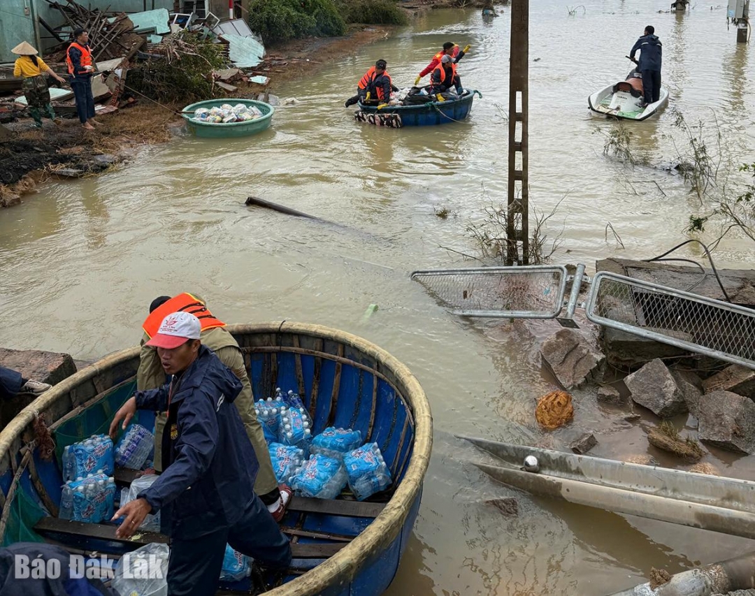 Lực lượng cứu trợ dùng nhiều phương tiện khác nhau như thuyền thúng, ghe nhỏ để cố gắng đưa thực phẩm đến tay người dân.