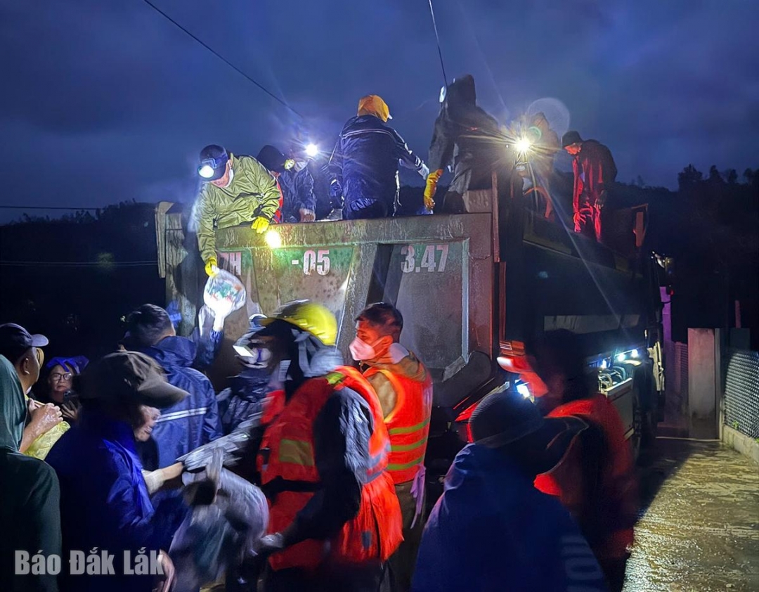 Dù trời đã tối, một nhóm thiện nguyện của cộng đồng du lịch Gia Lai đến cứu trợ các địa phương phía Đông Đắk Lắk.
