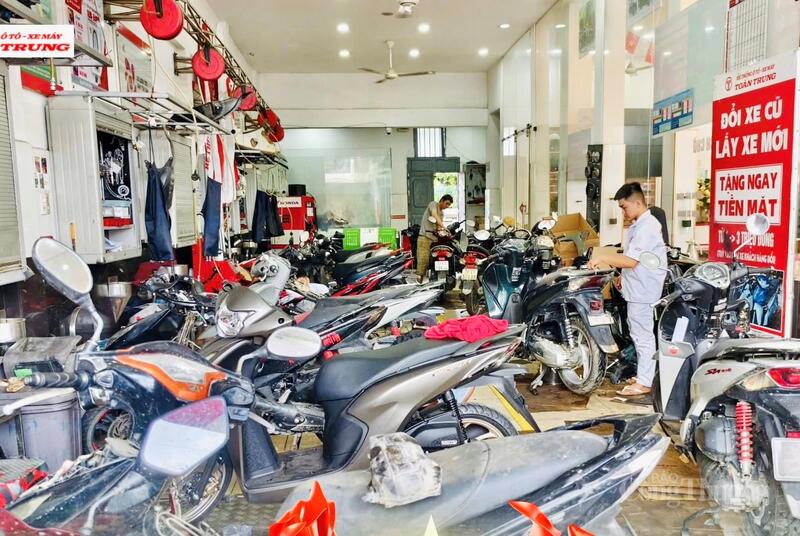Tại nhiều cửa hàng, lượng xe bị ngập đổ về đông gấp 5 - 6 lần ngày thường, thợ phải làm liên tục vẫn không xuể.