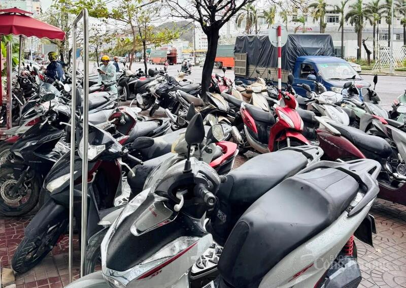 Theo nhiều chủ tiệm, suốt ba ngày nay, thợ phải làm liên tục vẫn không xuể.