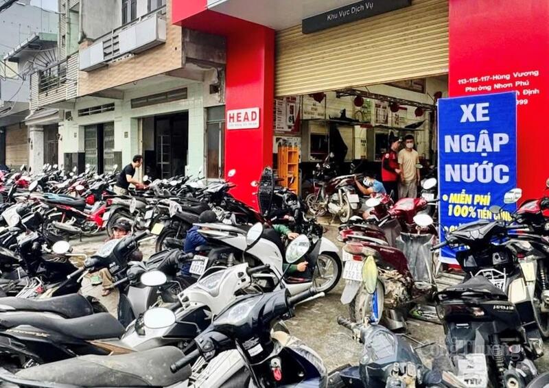 Nhiều tiệm sửa xe và trung tâm bảo hành trên địa bàn các phường Quy Nhơn Đông, Quy Nhơn Bắc (tỉnh Gia Lai) rơi vào tình trạng quá tải.