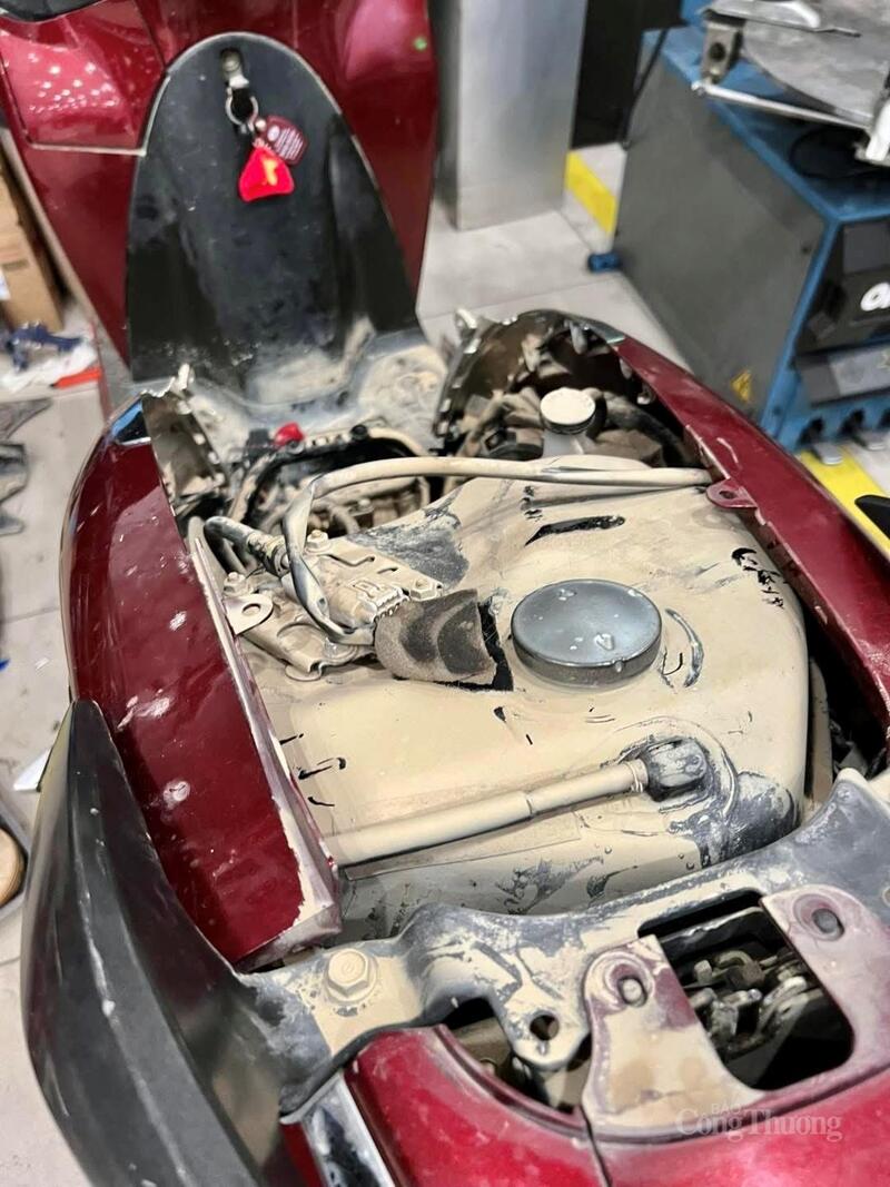 Gia Lai: Xe máy ngập nước xếp hàng, đánh số chờ đến lượt được sửa - 9