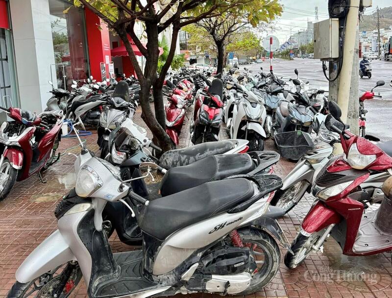 Gia Lai: Xe máy ngập nước xếp hàng, đánh số chờ đến lượt được sửa - 7