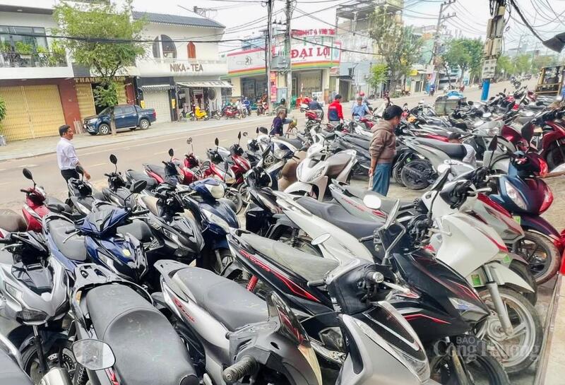 Xe máy xếp thành hàng, được đánh số thứ tự chờ đến lượt.