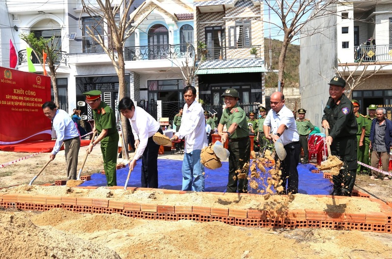 Các đại biểu thực hiện nghi thức động thổ, khởi công xây dựng nhà tặng các hộ dân bị sập đổ do bão số 13 và ngập lụt. Ảnh: CACC