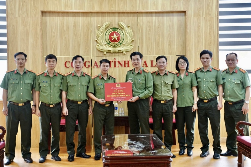 Công an tỉnh Phú Thọ trao 300 triệu đồng hỗ trợ cán bộ, chiến sĩ và người dân Gia Lai khắc phục hậu quả thiên tai. Ảnh: CACC