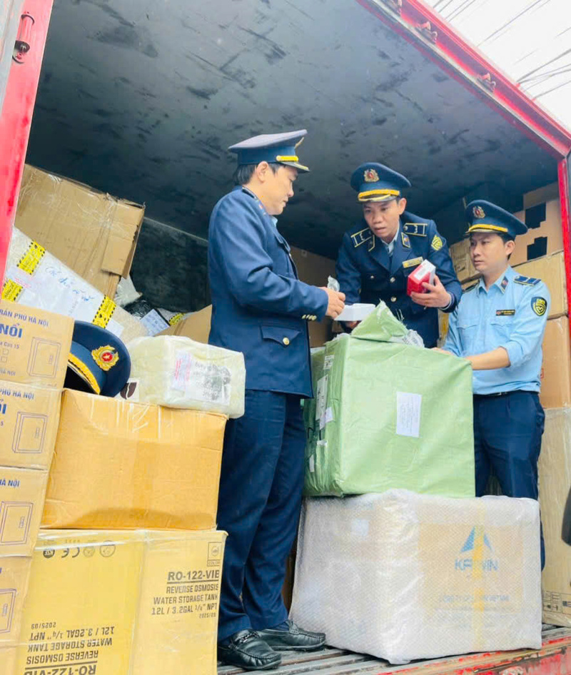 Phát hiện nhiều mỹ phẩm, camera hành trình không có hoá đơn, chứng từ sau khi khám xét xe. Ảnh: Nguyễn Tuấn.