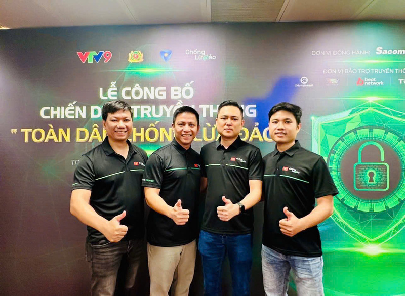 Chuyên gia an ninh mạng Hiếu PC (thứ hai từ trái sang) và cộng sự thường xuyên tham gia những chương trình chia sẻ kinh nghiệm phòng tránh lừa đảo trong môi trường số. Ảnh: NVCC.