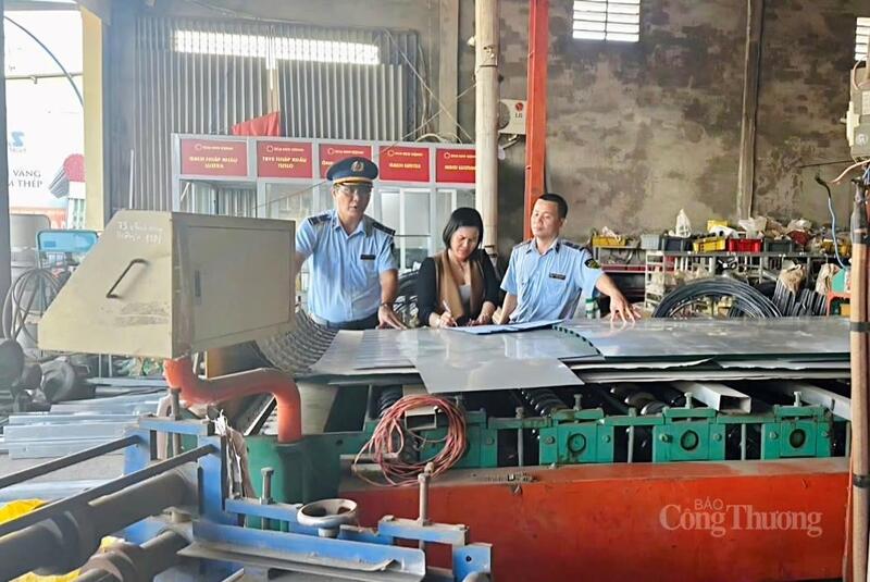 Đại diện doanh nghiệp ký biên bản cam kết không đầu cơ tăng giá, trục lợi sau bão lũ.