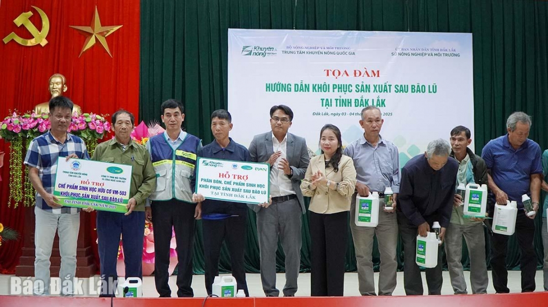 Ông Hoàng Văn Hồng, Phó Giám đốc Trung tâm Khuyến nông Quốc gia (Thứ 3 từ trái qua) và bà Đặng Thị Thủy, Phó Giám đốc Sở Nông nghiệp và Môi trường tỉnh tặng chế phẩm sinh học và phân bón cho các hộ bị thiệt hại sản xuất.