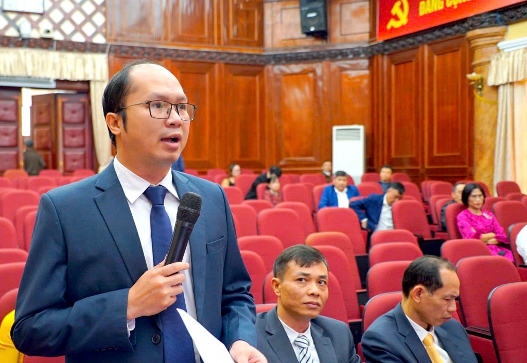 Các đại biểu thảo luận sôi nổi tại hội trường