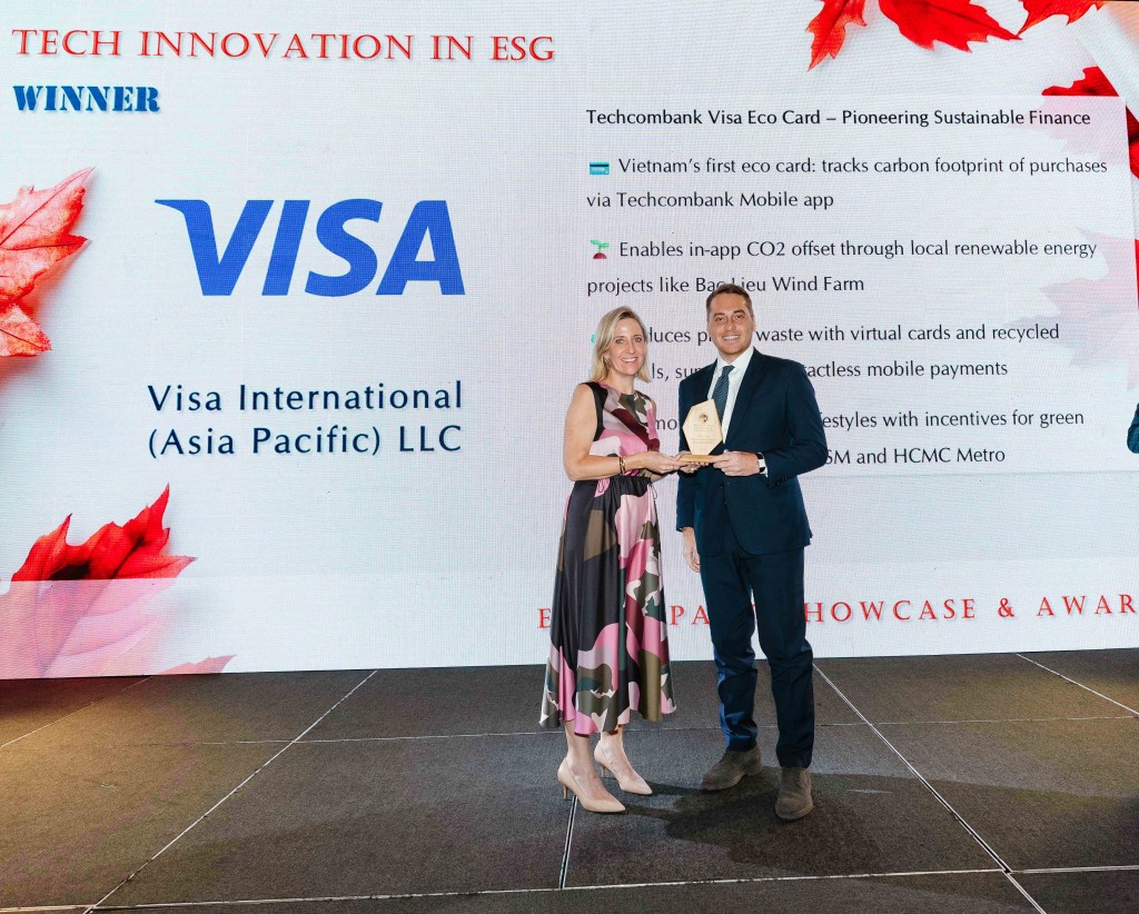 Ông Luca Guidobaldi, Giám đốc Cấp cao, Trưởng bộ phận Chiến lược, Visa Việt Nam và Lào đại diện vinh dự nhận Giải thưởng Sáng tạo Công nghệ ESG 2025 cho Thẻ Techcombank Visa Eco