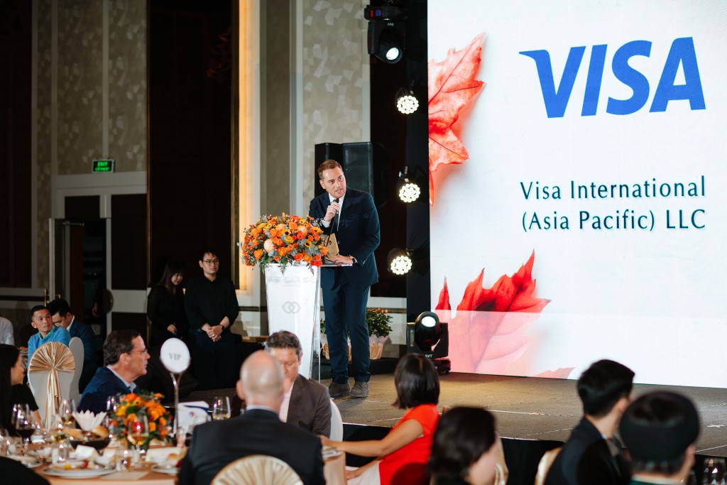 Ông Luca Guidobaldi, Giám đốc Cấp cao, Trưởng bộ phận Chiến lược, Visa Việt Nam và Lào đại diện vinh dự nhận Giải thưởng Sáng tạo Công nghệ ESG 2025 cho Thẻ Techcombank Visa Eco