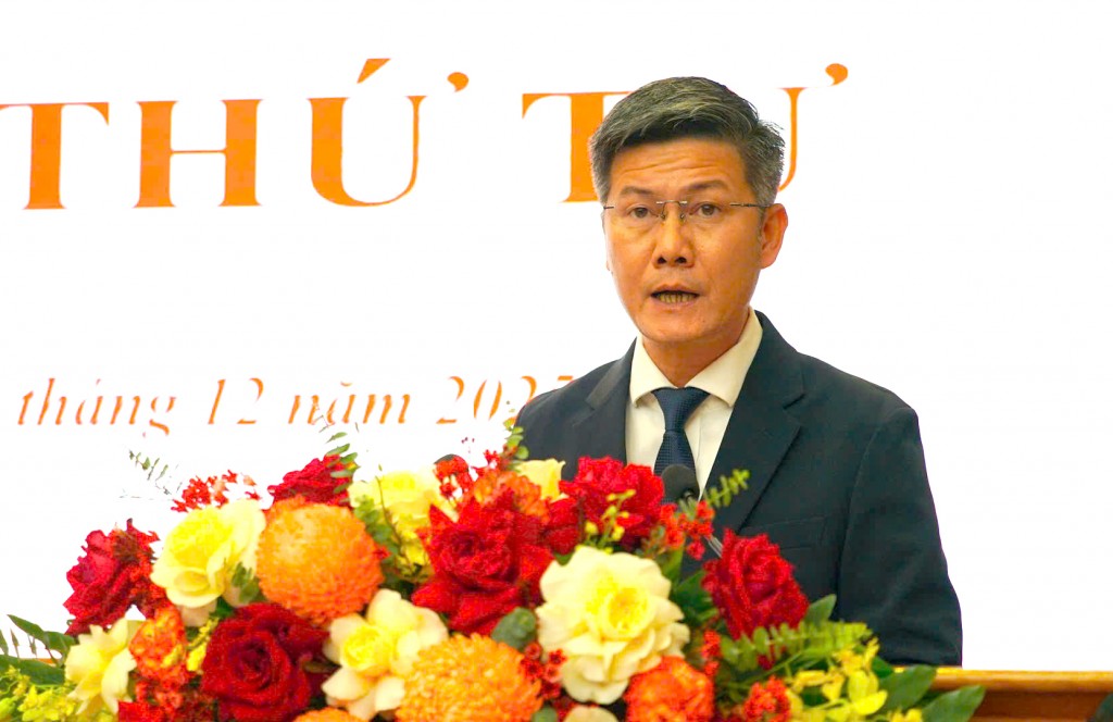 Phó Chủ tịch UBND phường Từ Liêm Bùi Ngọc Kính trình bày báo cáo tại kỳ họp