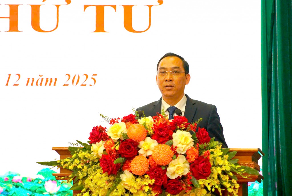 Chánh Văn phòng HĐND - UBND phường Từ Liêm Công Phương Khoa thông qua chương trình làm việc và giới thiệu các nội dung trọng tâm sẽ được HĐND phường xem xét trong kỳ họp