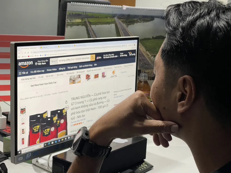 Người tiêu dùng tìm hiểu, đặt mua cà phê Việt Nam trên sàn Amazon. Ảnh: Hoàng Hùng