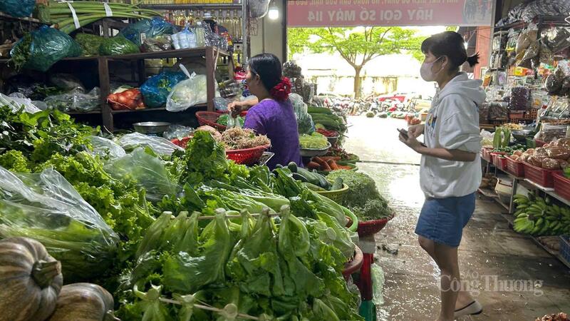 Người dân mua sắm ở chợ Buôn Ma Thuột. Ảnh: Vũ Long