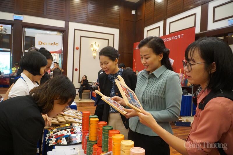 Phó Giám đốc Sở Công Thương Đà Nẵng Đỗ Thị Quỳnh Trâm tham quan các gian hàng tại Ngày hội khuyến mại hàng hiệu - Mega Sale Holiday Đà Nẵng 2025.