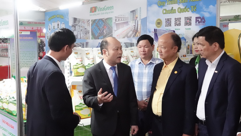 Sản phẩm gạo của Công ty CP đầu tư phát triển VinaGreen, xã Triệu Sơn, một trong những sản phẩm gạo đầu tiên của tỉnh xuất khẩu đi châu Âu. Ảnh: Quốc Huy